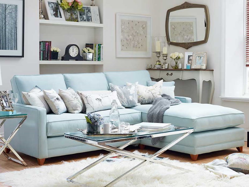 Özel bir evin oturma odasında hafif mavi kanepe