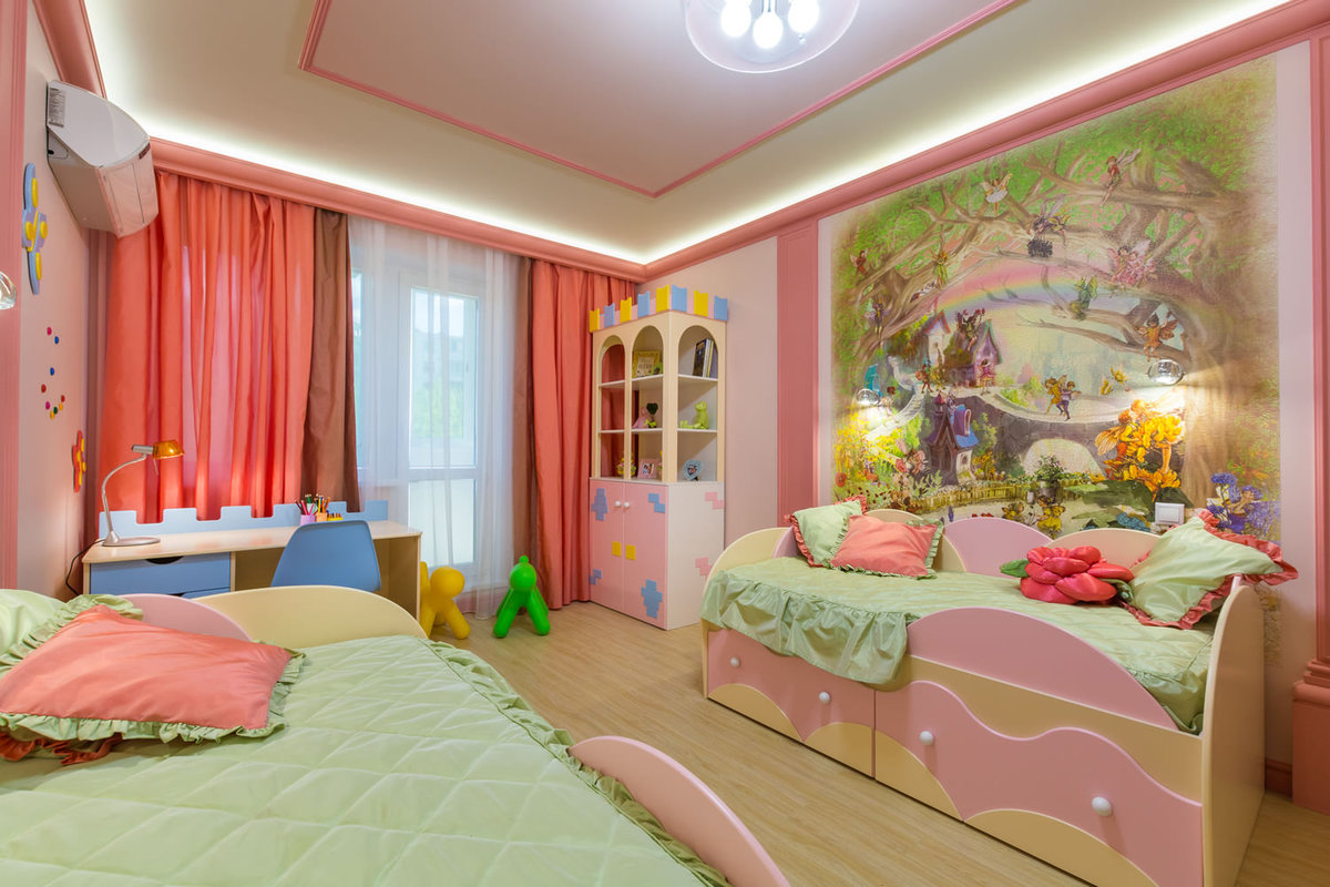 disposition des rideaux d'une chambre d'enfant