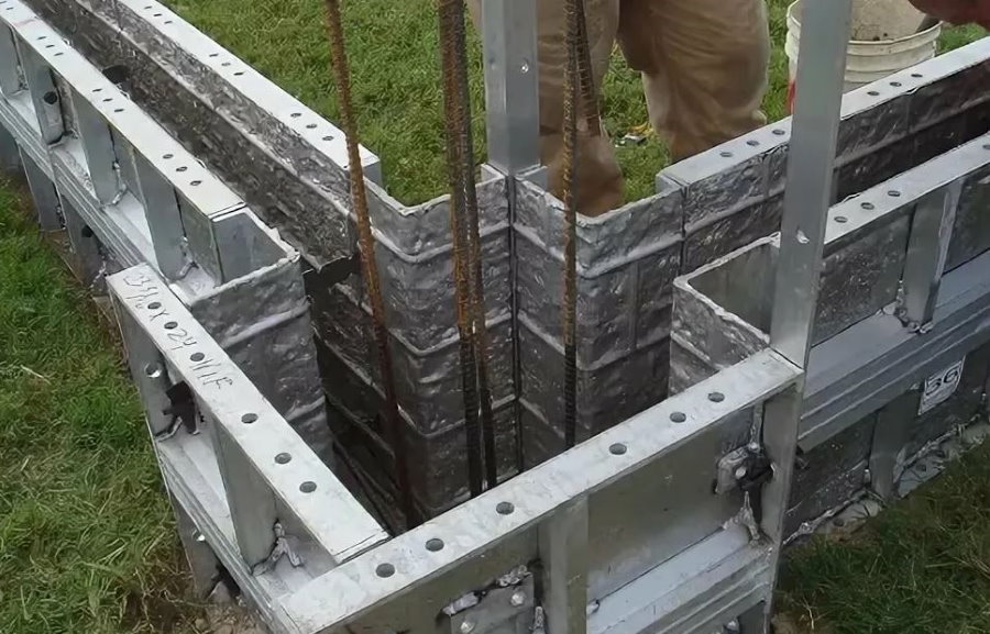 Monolitik bir beton çitin dökülmesi için kalıp