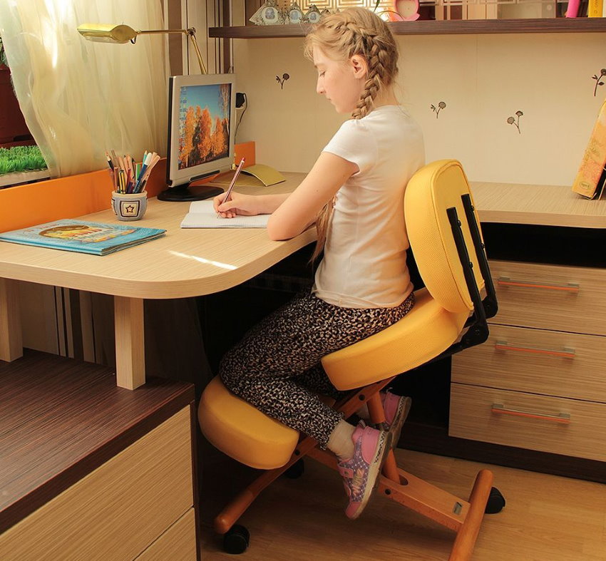 ילדה בגיל בית ספר בכיסא אורטופדי
