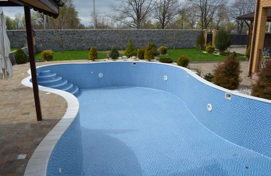 Carreaux de mosaïque sur les surfaces de la piscine du jardin