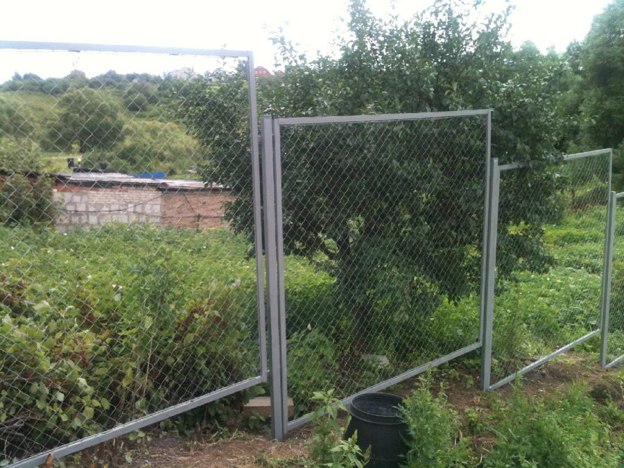 Yükseklikleri olan bir bölümdeki zincir bağlantısından kesit çit