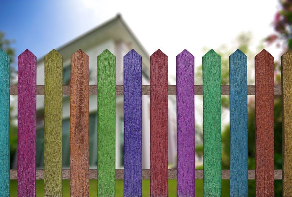 Ucuz daraba yapılan renkli çit