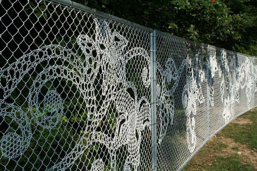 Tel süslemeli örgü çitin dekorasyon