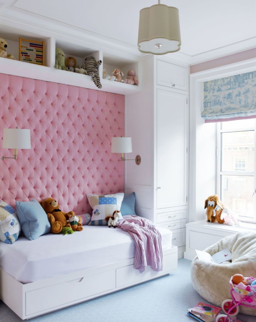Décoration murale rose sur le lit pour la fille