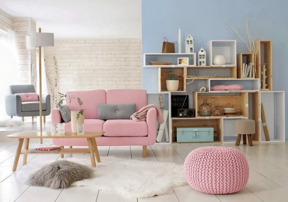 أريكة الوردي في غرفة مع جدار أزرق