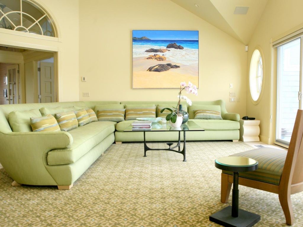غرفة معيشة مشرقة مع أريكة خضراء فاتحة