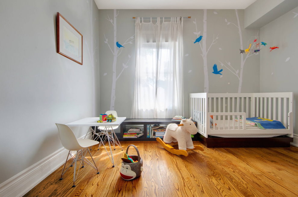 Bir bebek odasında gri duvar dekoru