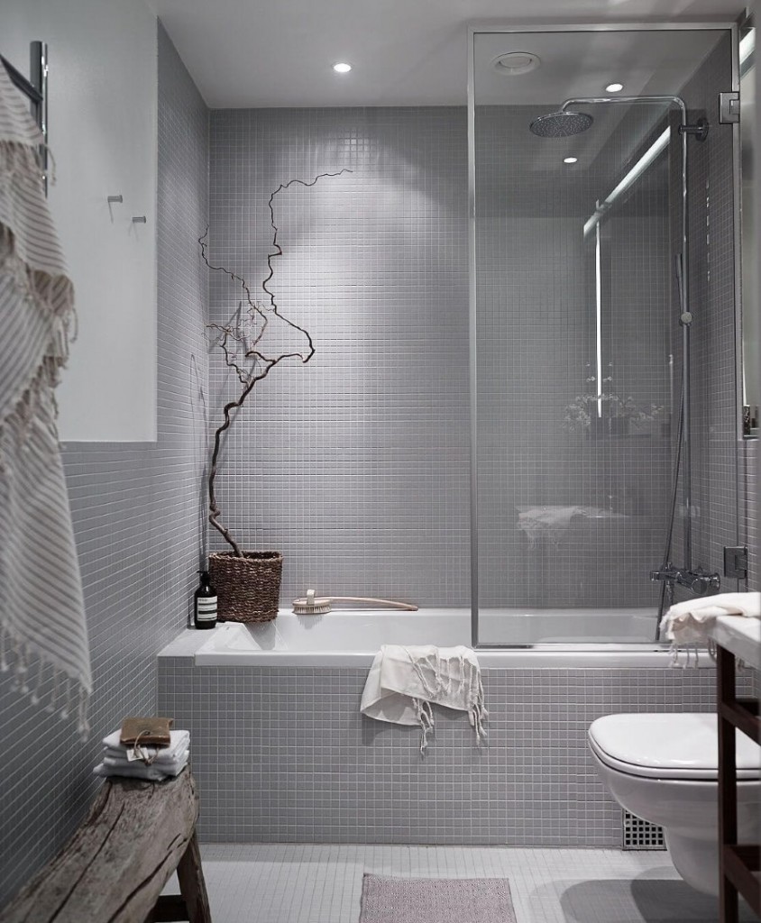 אריחים אפורים קטנים בחדר אמבטיה בסגנון מודרני