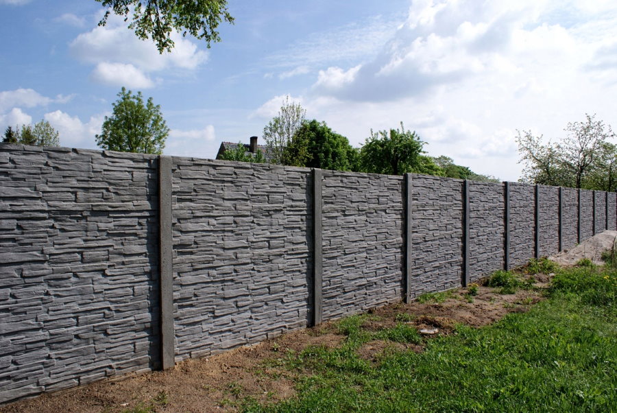 Bir yazlık gri beton çit