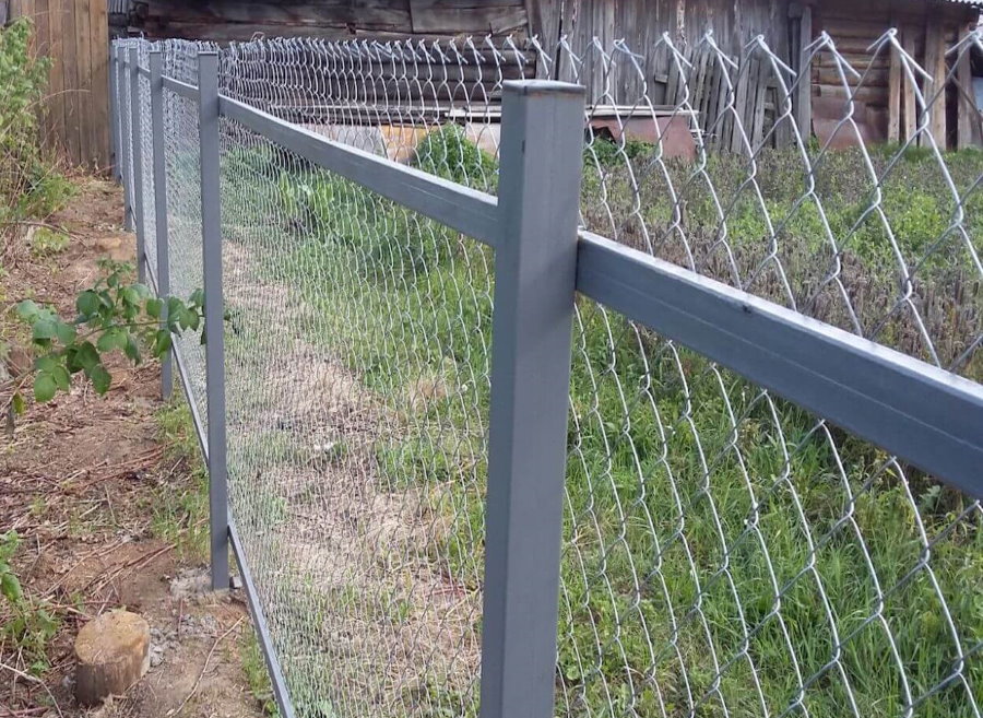Cadre profilé pour fixer le treillis de filet sur la clôture