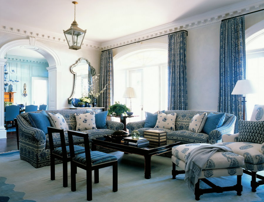 וילונות כחולים בסלון מודרני