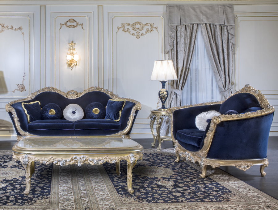 Mobilier tapițat cu tapițerie albastră în sala de stil imperiu