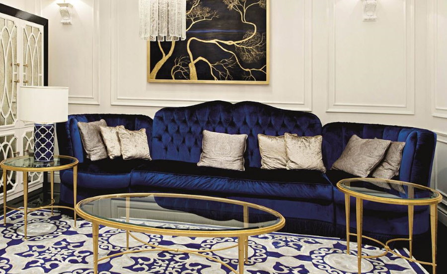 أريكة زرقاء في المناطق الداخلية لغرفة المعيشة على طراز آرت ديكو