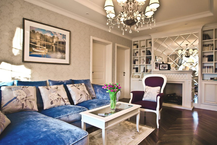 Sofa màu xanh trong nội thất phòng khách cổ điển