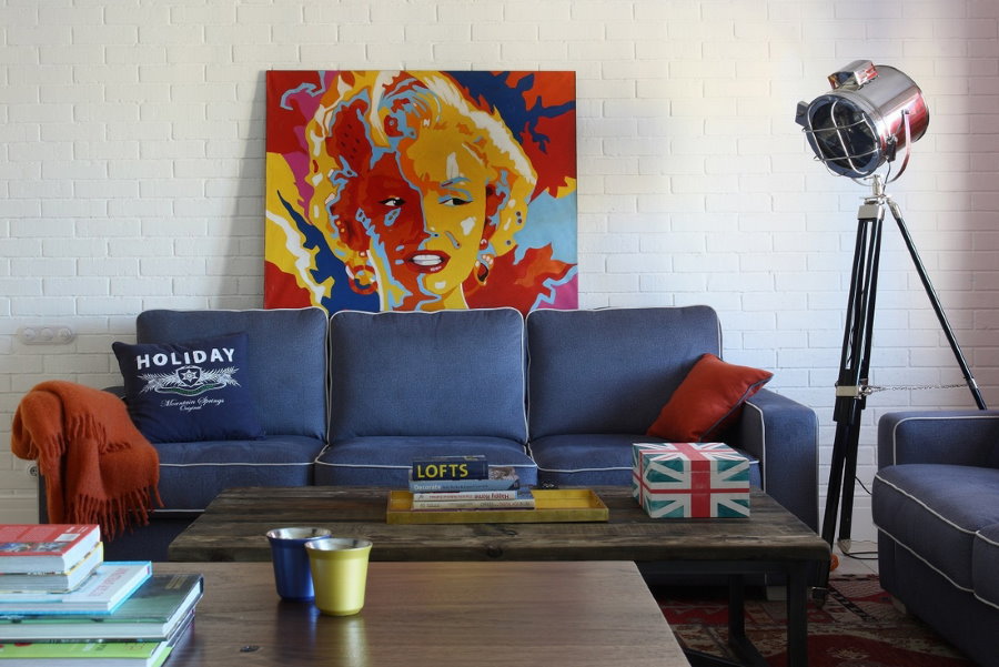Sofa màu xanh trong nội thất phòng khách theo phong cách pop art
