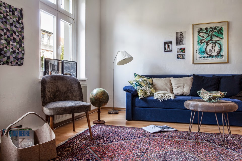 Design luminos de living cu canapea albastră