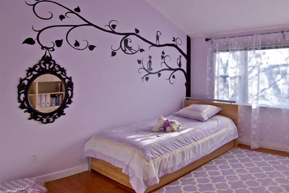 Peindre les murs de la chambre pour la fille en couleur lilas