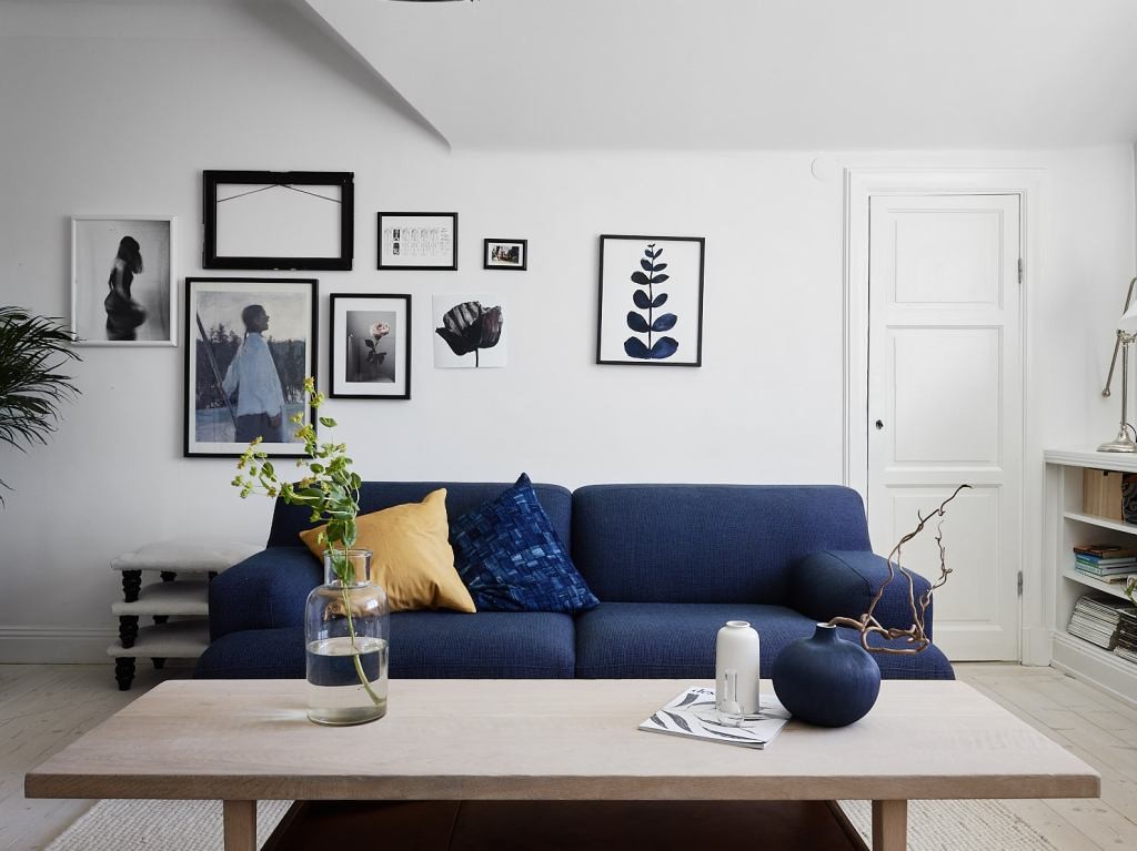 Mavi kanepe oturma odası beyaz duvarların arka planı