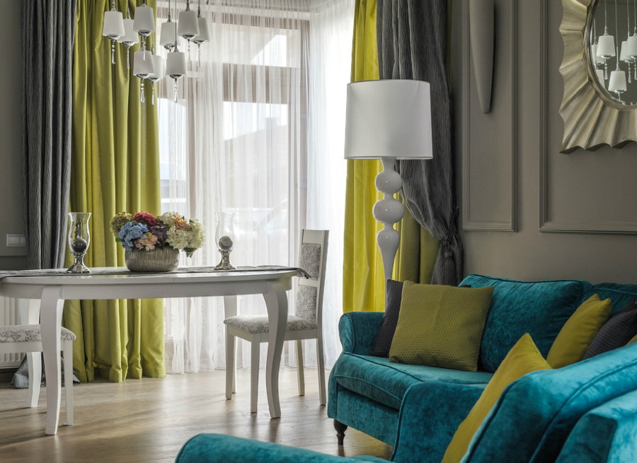 The combination of curtains with the overall interior of the living room