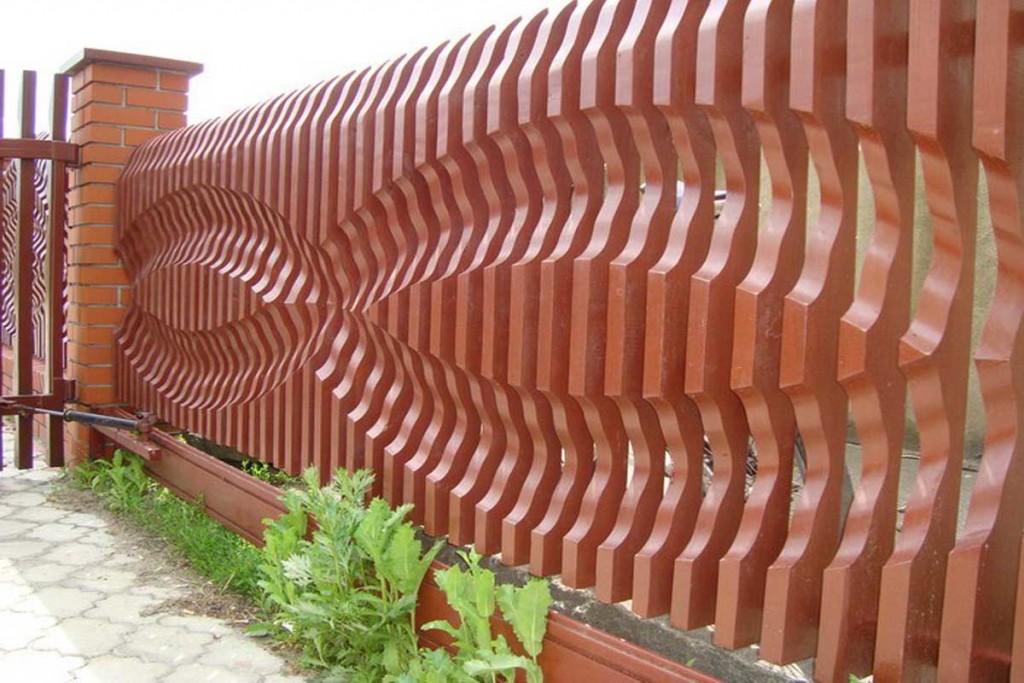 Figürlü darabadan yapılmış ahşap çit