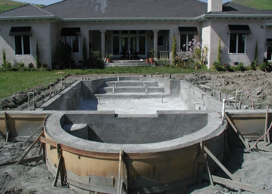 Construction d'une piscine en béton en banlieue