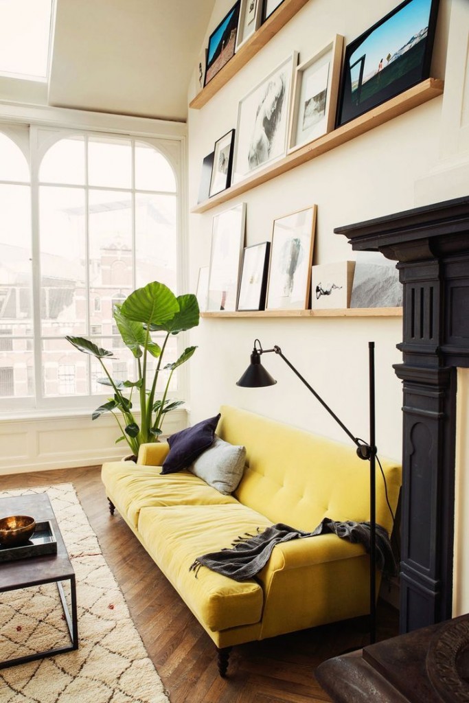 Canapé jaune clair dans le salon d'une maison privée