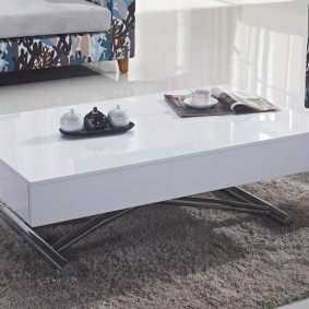 Table basse blanche avec plateau rabattable