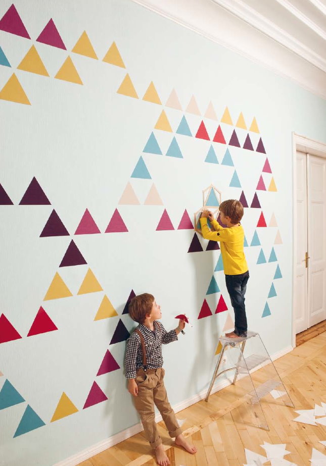 Bir kreş çok renkli üçgenler ile beyaz bir duvar dekorasyonu