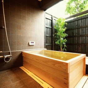 japāņu stila vannas istabas foto interjers