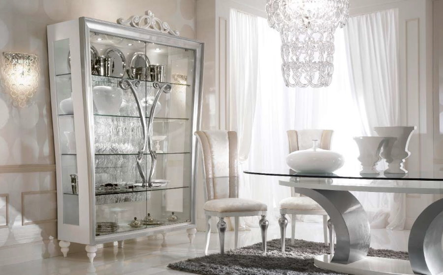 Vitrīna trauku glabāšanai neoklasicisma stila viesistabā