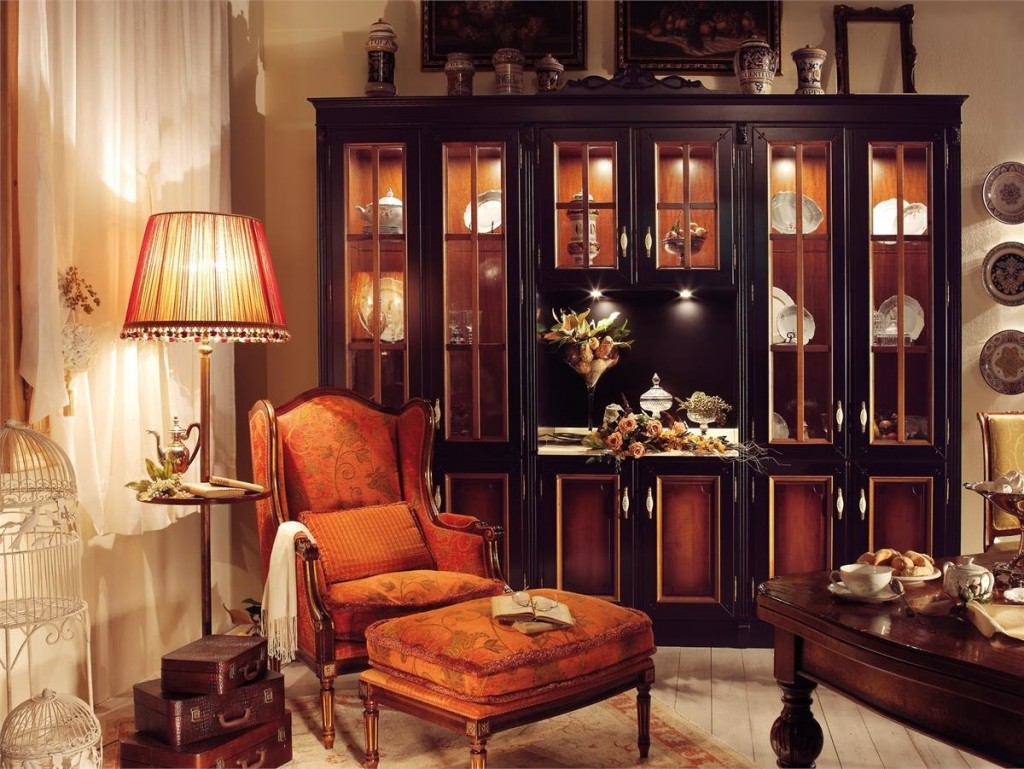 Interior living cu vitrina din lemn masiv