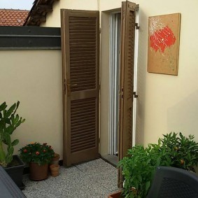 עיצוב דלתות כניסה מעץ