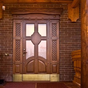 תמונה של דלת כניסה מעץ