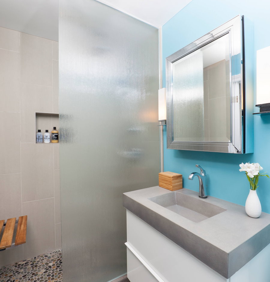 Mur bleu dans une petite salle de bain