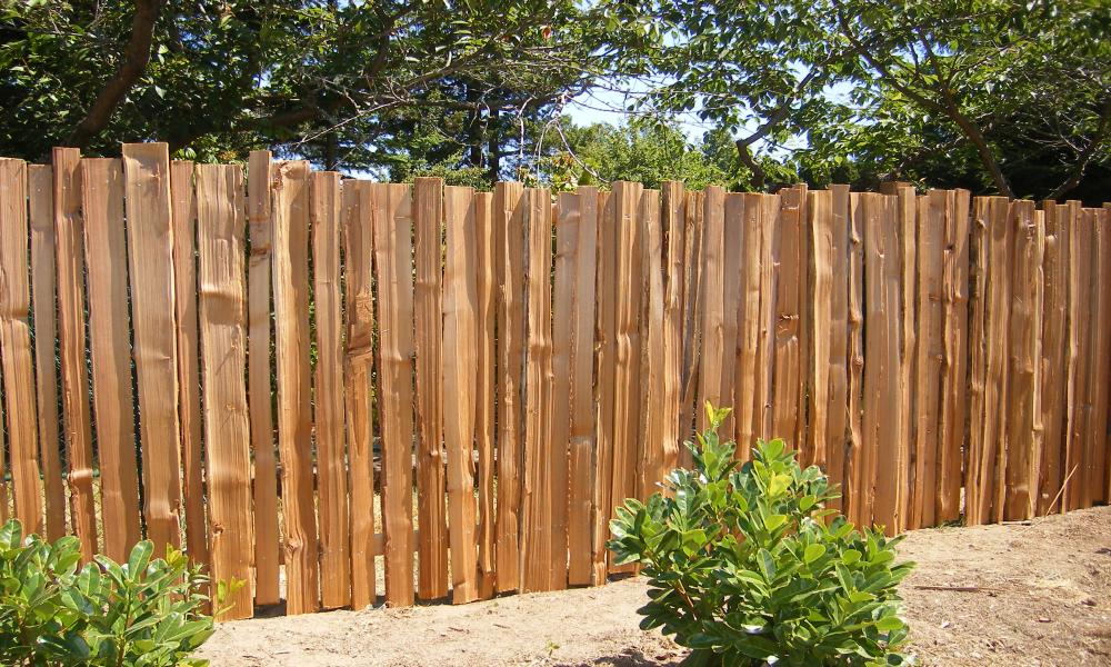 clôture en bois dans le village