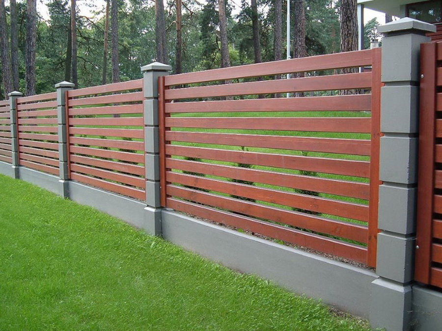 Modern ahşap çit tarzı çapraz.