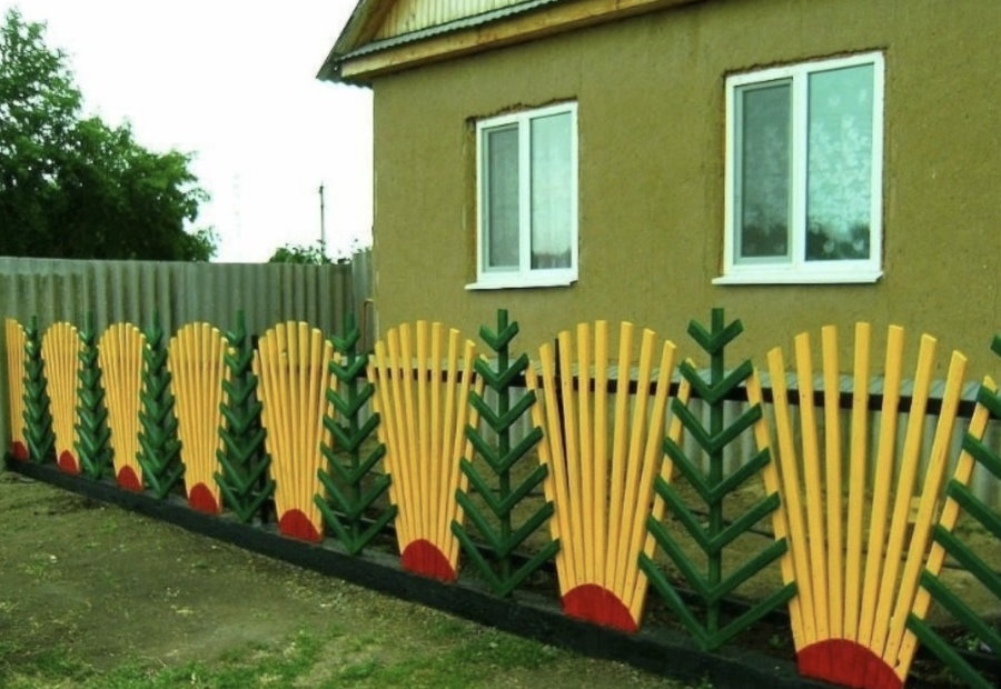 A bright fence in the front garden of a country house