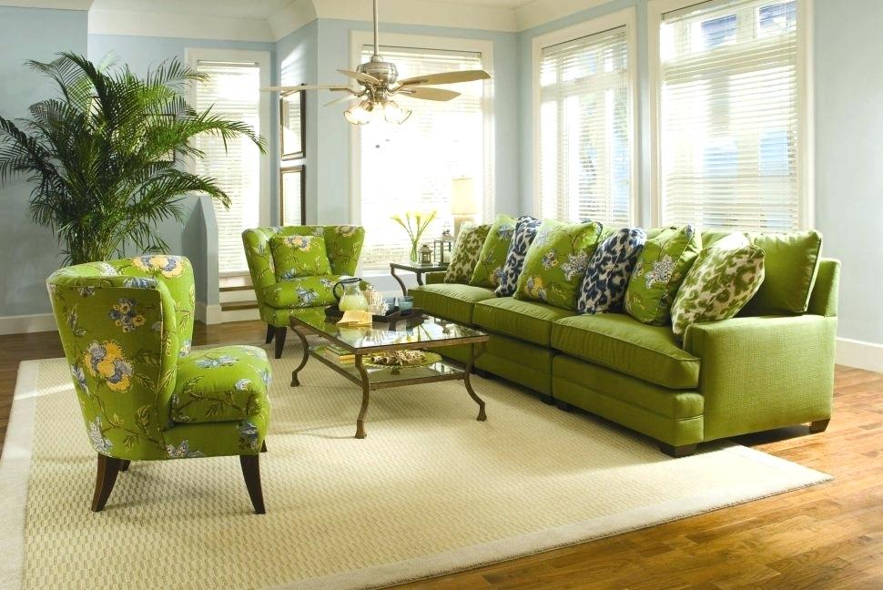 الوسائد الزخرفية على أريكة خضراء في القاعة