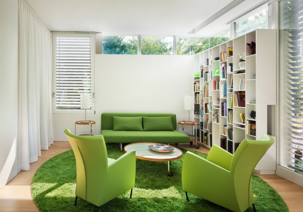 Modern bir oturma odasında yeşil mobilya