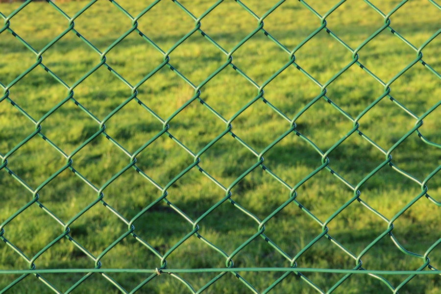 Filet de maille verte sur une clôture de jardin