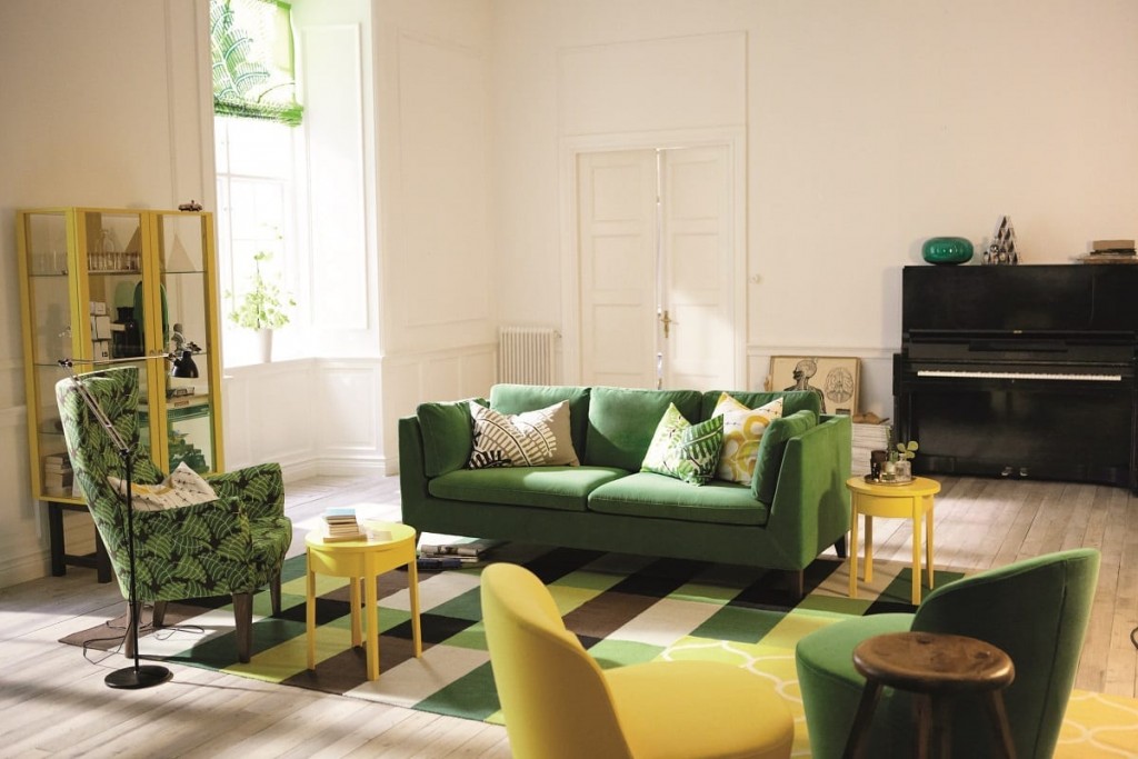 Canapé vert dans un style d'intérieur scandinave