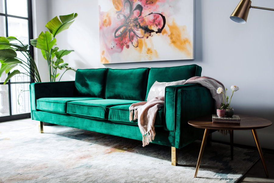 أريكة خضراء في تصميم غرفة المعيشة الحديثة