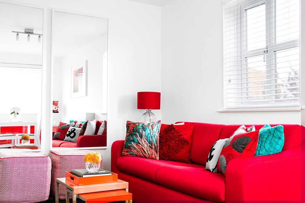 Canapea roșie într-o cameră albă