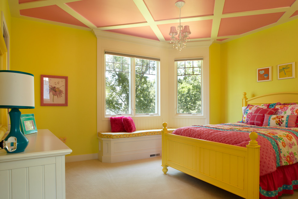Sarı duvarlı bir odada pembe tavan