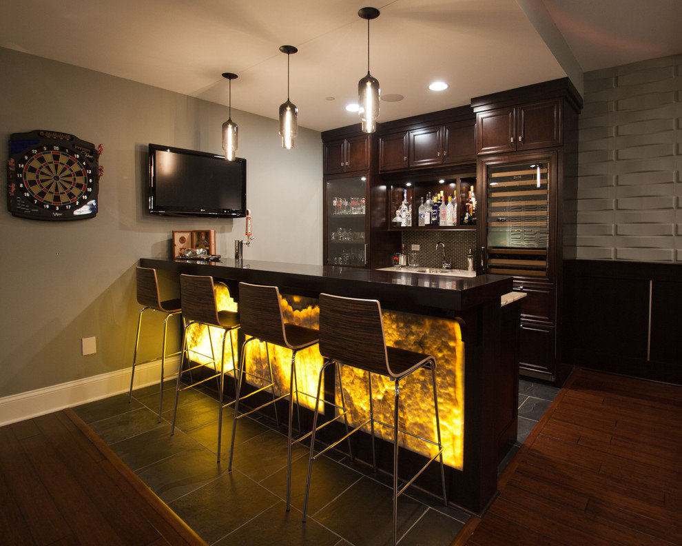 Zonarea camerei de zi din bucătărie cu un bar iluminat din spate
