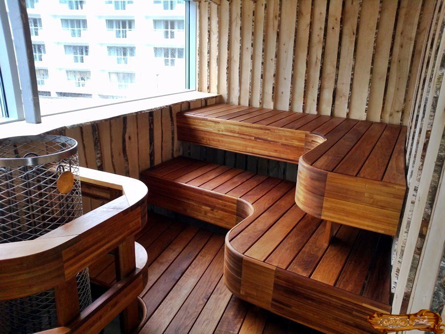 Drewniane namioty w saunie balkonowej