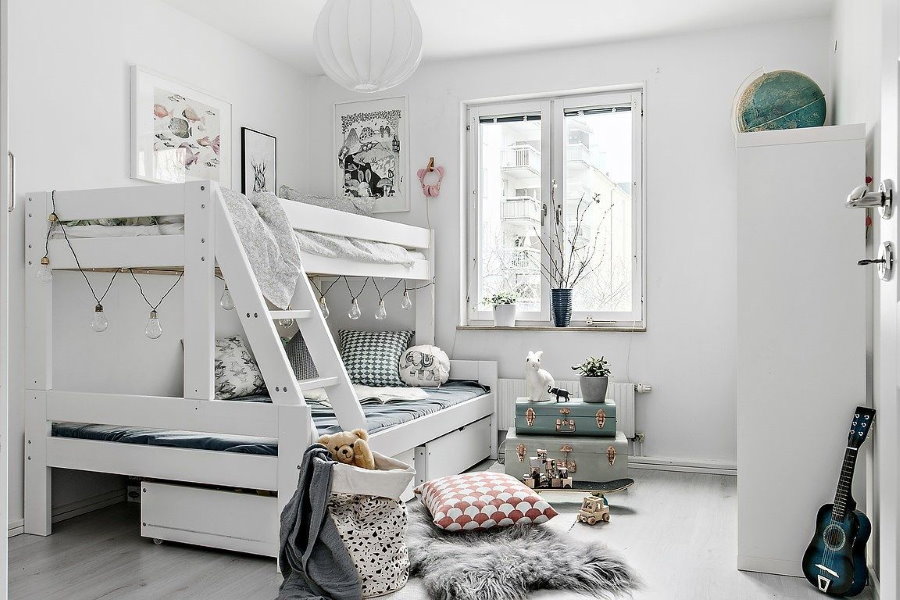 Beyaz İskandinav tarzı çocuk odası