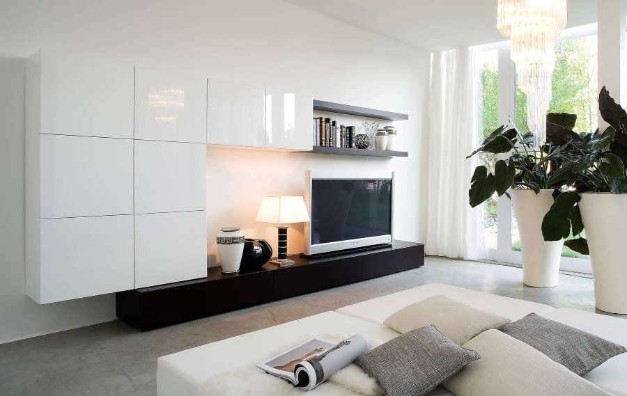 Spacious living room with a white wall