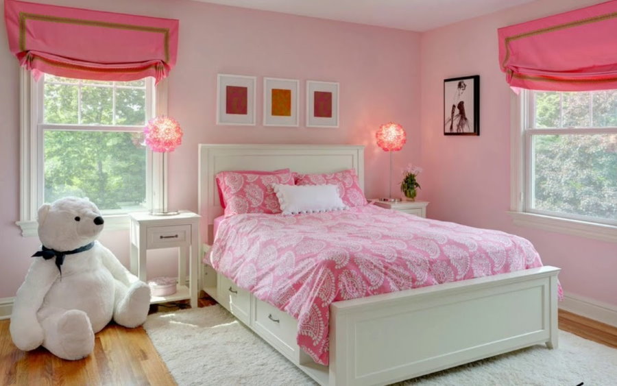 ستائر وردية في غرفة النوم مع سرير أبيض.